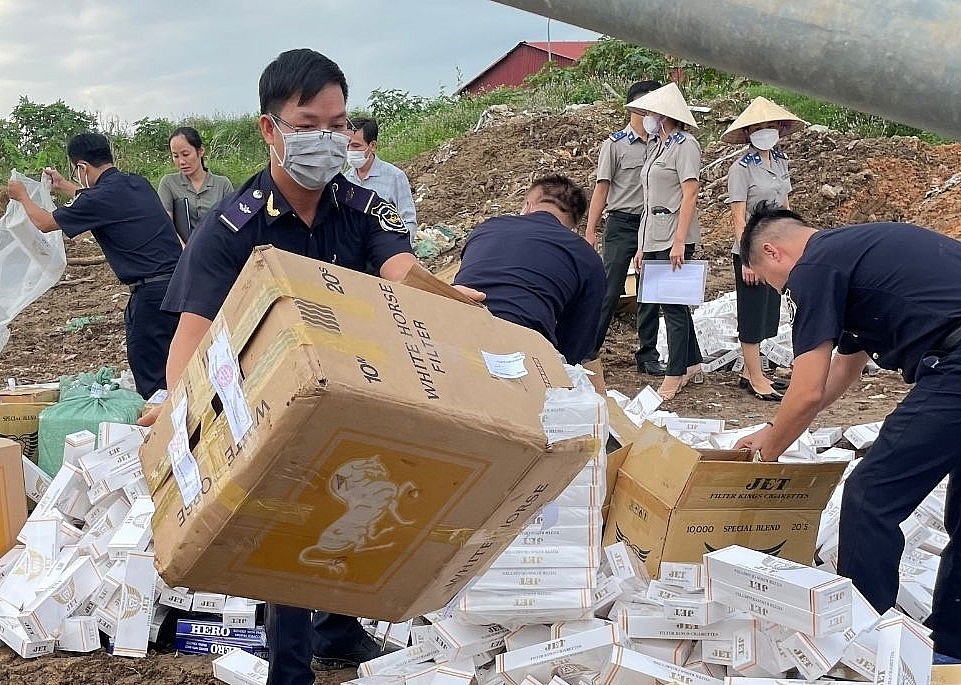 Lực lượng chức năng phối hợp tiêu hủy hàng hóa.