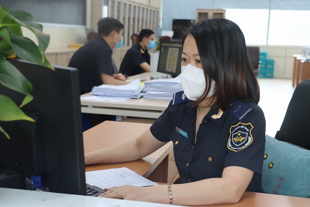 Hoạt động nghiệp vụ tại Chi cục Hải quan cửa khẩu Móng Cái, Cục Hải quan Quảng Ninh. Ảnh: Quang Hùng