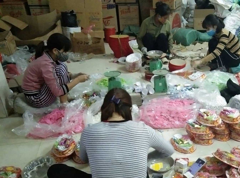 thu giu hang nghin hop banh va mut tet