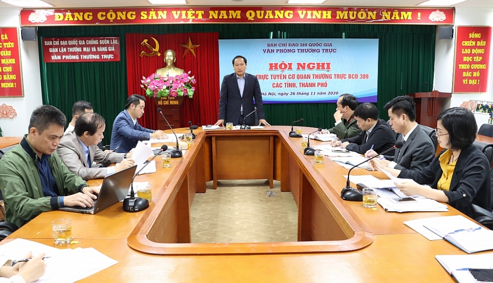 Các thành viên của Tổ công tác 399 trao đổi nội dung quy chế hoạt động vào sáng 1/12. Ảnh: Q.H