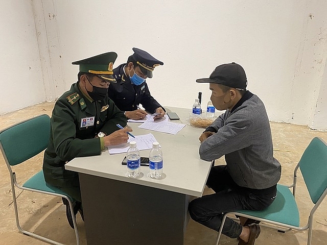 Hải quan Lao Bảo bắt 1 tấn pháo, hơn 2 tấn gỗ nhập lậu