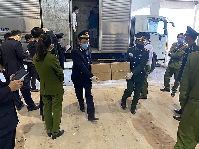 Quảng Trị: Hải quan chủ trì phối hợp bắt 1 tấn pháo, hơn 2 tấn gỗ nhập lậu
