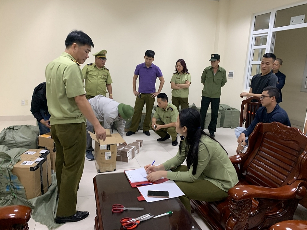 Lực lượng chức năng kiểm tra hàng hóa vi phạm.