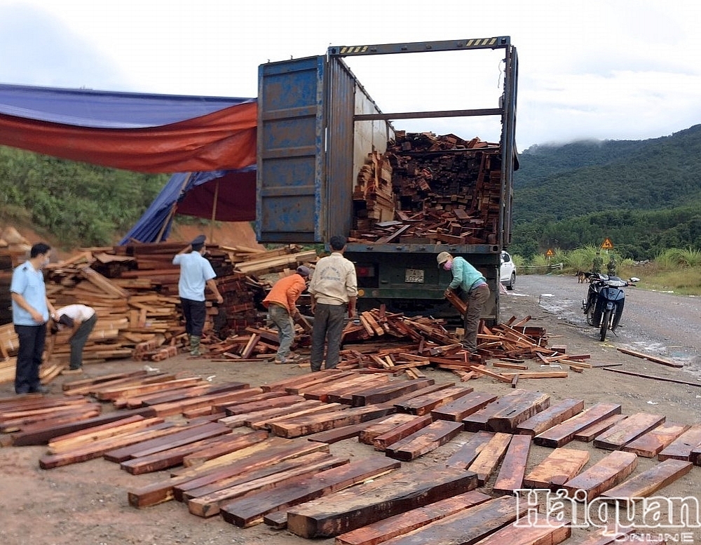Lực lượng chức năng phối hợp khám xét.