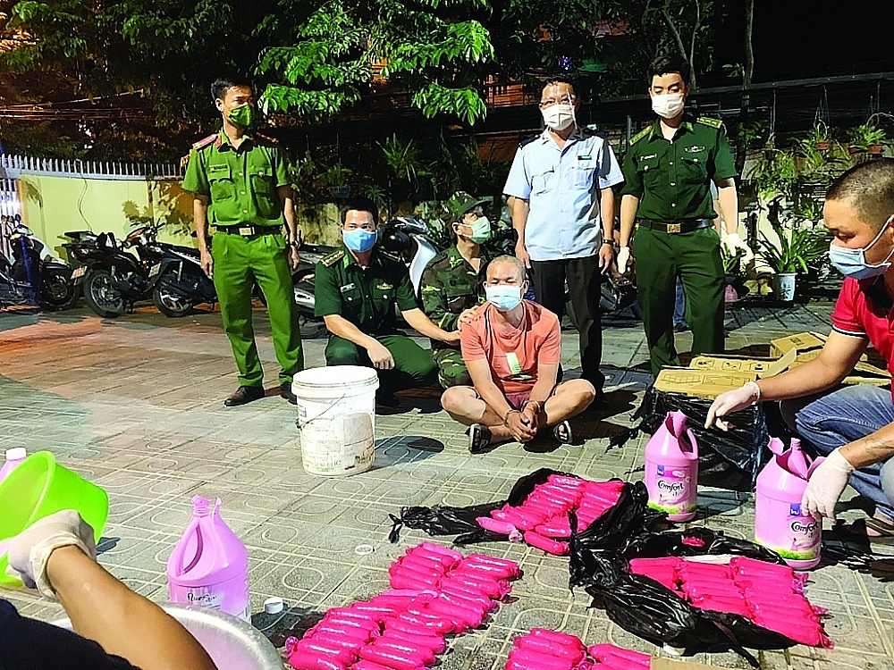 Đối tượng cùng tang vật vụ việc.