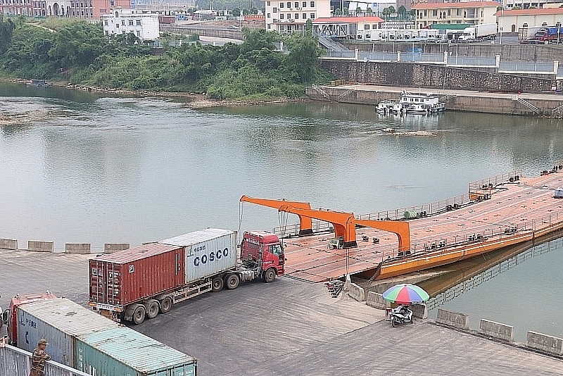 Hoạt động xuất nhập khẩu hàng hóa qua khu vực cầu phao, lối mở Km3+4. Ảnh: Q.H