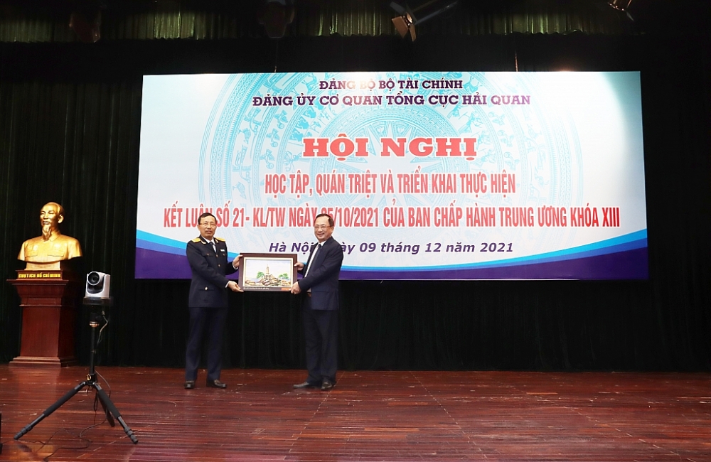 Đoogf chí Thượng tướng, PGS. TS Nguyễn Văn Thành, Phó Chủ tịch Hội đồng Lý luận Trung ương trao quà và kỷ niệm chương cho Đảng ủy cơ quan Tổng cục Hải quan. Ảnh: Q.H