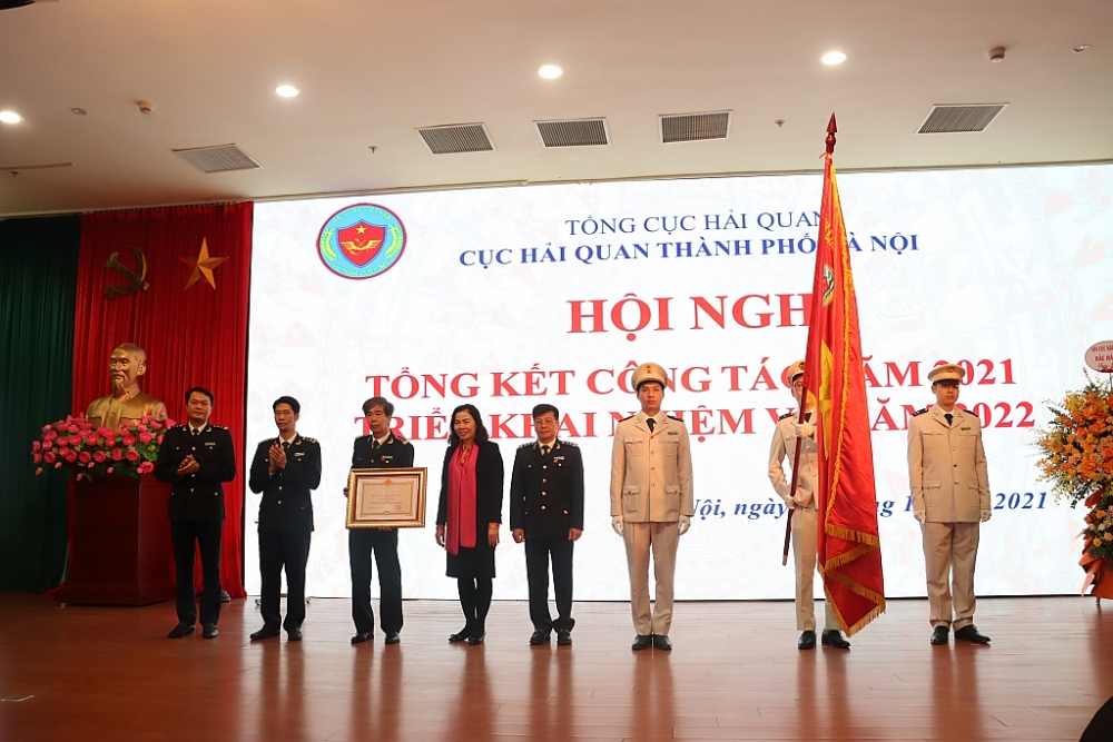 Thừa ủy quyền, Thứ trưởng Vũ Thị Mai trao Huân chương chiến công  hạng Nhất cho Cục Hải quan Hà Nội. Ảnh: Q.H