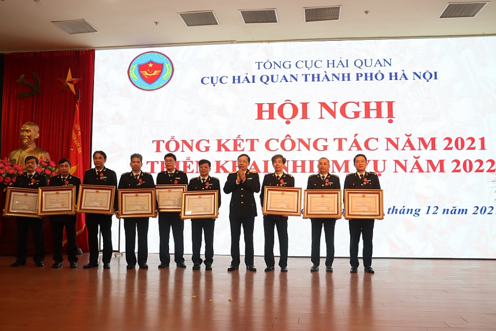 Thừa ủy quyền, Tổng cục trưởng Tổng cục Hải quan Nguyễn Văn Cẩn trao Huân chương Chiến công hạng Nhì, Ba cho các cá nhân thuộc Cục Hải quan Hà Nội. Ảnh: Q.H