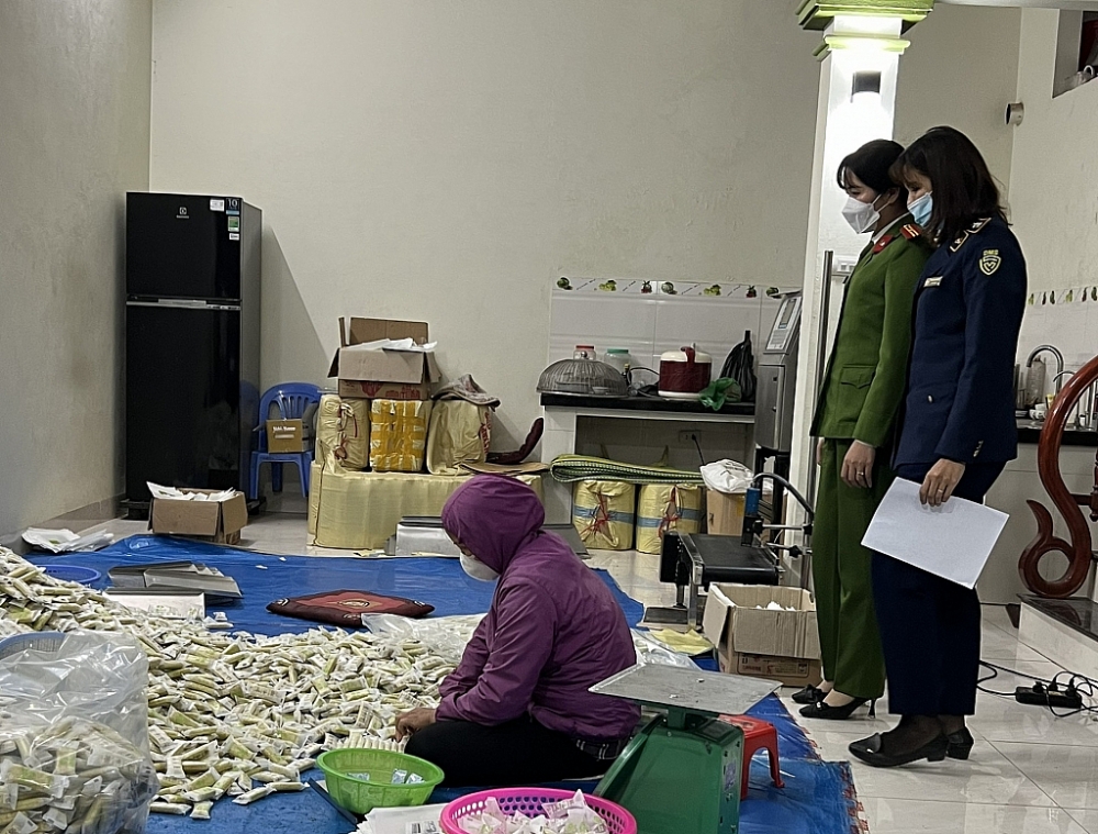 Lực lượng chức năng kiểm tra cơ sở sản xuất. 