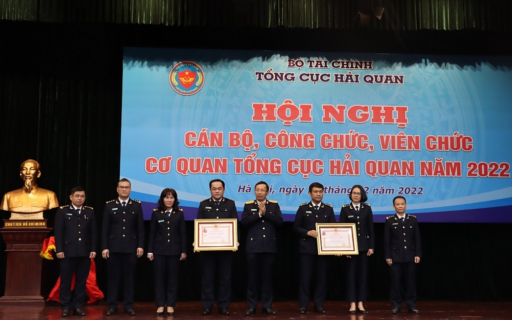 Thừa ủy quyền, Tổng cục trưởng Tổng cục Hải quan Nguyễn Văn Cẩn trao Huân chương lao động hạng Nhất cho 2 tập thể Vụ Tổ chức cán bộ và Vụ Hợp tác quốc tế. Ảnh: Q.H