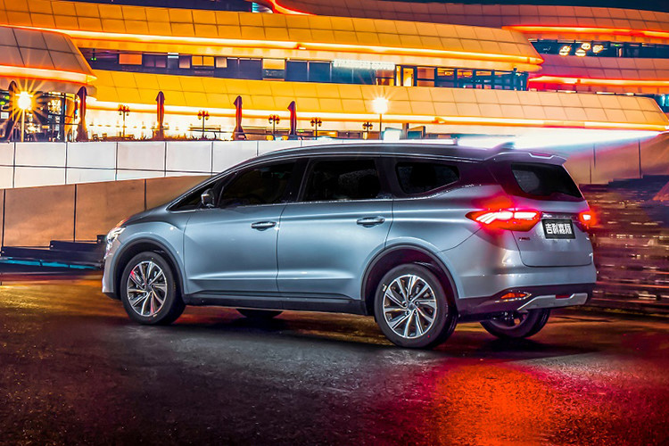 mpv geely gia tu 345 trieu dong quotdoi thuquot toyota innova