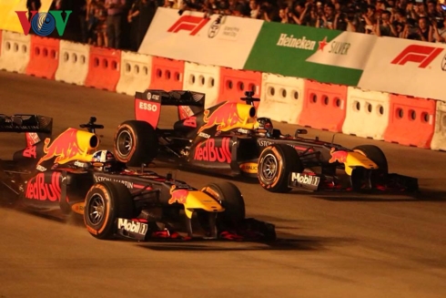Siêu phẩm drift “cháy lốp” của hai quái thú F1 RedBull tại Hà Nội sieu pham drift chay lop cua hai quai thu f1 redbull tai ha noi