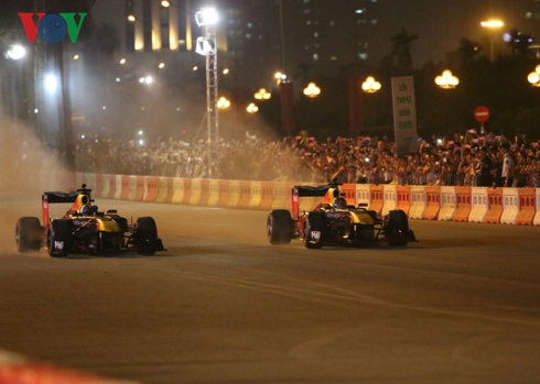 Siêu phẩm drift “cháy lốp” của hai quái thú F1 RedBull tại Hà Nội sieu pham drift chay lop cua hai quai thu f1 redbull tai ha noi