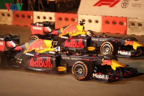 Siêu phẩm drift “cháy lốp” của hai quái thú F1 RedBull tại Hà Nội sieu pham drift chay lop cua hai quai thu f1 redbull tai ha noi