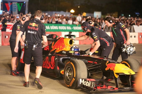 Siêu phẩm drift “cháy lốp” của hai quái thú F1 RedBull tại Hà Nội sieu pham drift chay lop cua hai quai thu f1 redbull tai ha noi