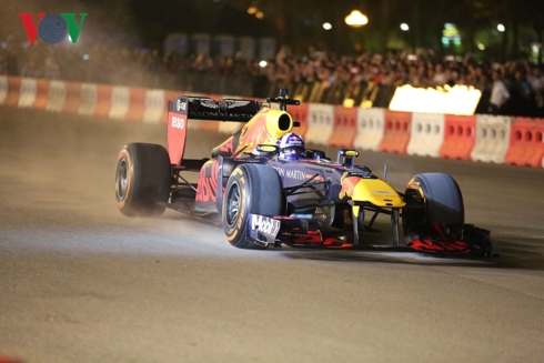 Siêu phẩm drift “cháy lốp” của hai quái thú F1 RedBull tại Hà Nội sieu pham drift chay lop cua hai quai thu f1 redbull tai ha noi