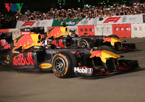 Siêu phẩm drift “cháy lốp” của hai quái thú F1 RedBull tại Hà Nội sieu pham drift chay lop cua hai quai thu f1 redbull tai ha noi