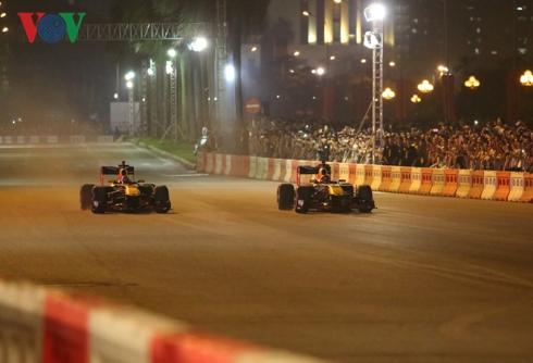 Siêu phẩm drift “cháy lốp” của hai quái thú F1 RedBull tại Hà Nội sieu pham drift chay lop cua hai quai thu f1 redbull tai ha noi