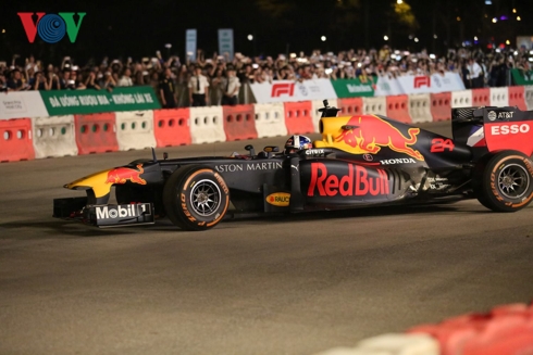 Siêu phẩm drift “cháy lốp” của hai quái thú F1 RedBull tại Hà Nội sieu pham drift chay lop cua hai quai thu f1 redbull tai ha noi