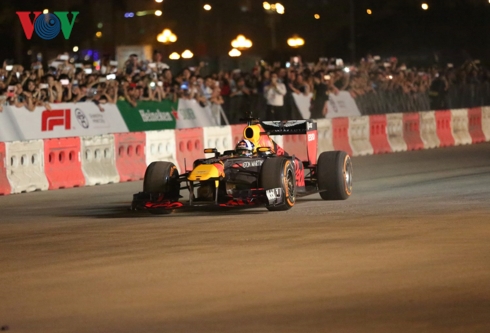 Siêu phẩm drift “cháy lốp” của hai quái thú F1 RedBull tại Hà Nội sieu pham drift chay lop cua hai quai thu f1 redbull tai ha noi