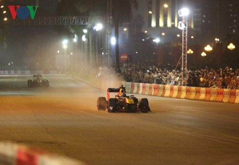 Siêu phẩm drift “cháy lốp” của hai quái thú F1 RedBull tại Hà Nội sieu pham drift chay lop cua hai quai thu f1 redbull tai ha noi