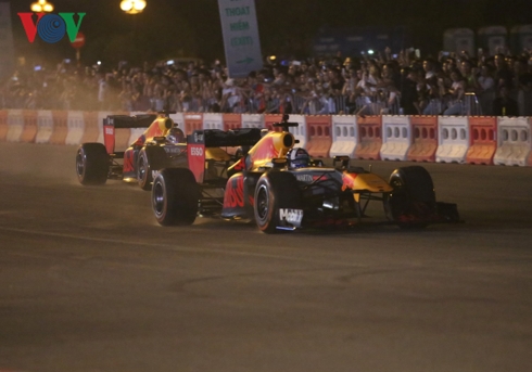 Siêu phẩm drift “cháy lốp” của hai quái thú F1 RedBull tại Hà Nội sieu pham drift chay lop cua hai quai thu f1 redbull tai ha noi