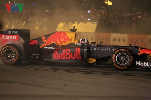 Siêu phẩm drift “cháy lốp” của hai quái thú F1 RedBull tại Hà Nội sieu pham drift chay lop cua hai quai thu f1 redbull tai ha noi