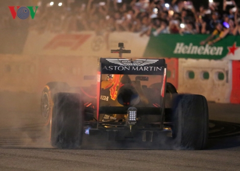 Siêu phẩm drift “cháy lốp” của hai quái thú F1 RedBull tại Hà Nội sieu pham drift chay lop cua hai quai thu f1 redbull tai ha noi