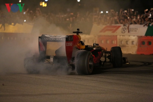 Siêu phẩm drift “cháy lốp” của hai quái thú F1 RedBull tại Hà Nội sieu pham drift chay lop cua hai quai thu f1 redbull tai ha noi