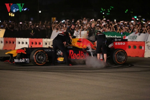 Siêu phẩm drift “cháy lốp” của hai quái thú F1 RedBull tại Hà Nội sieu pham drift chay lop cua hai quai thu f1 redbull tai ha noi