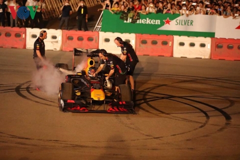 Siêu phẩm drift “cháy lốp” của hai quái thú F1 RedBull tại Hà Nội sieu pham drift chay lop cua hai quai thu f1 redbull tai ha noi