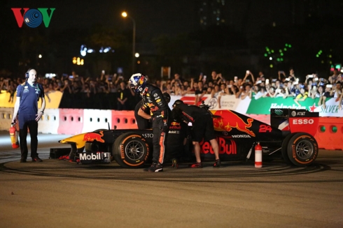 Siêu phẩm drift “cháy lốp” của hai quái thú F1 RedBull tại Hà Nội sieu pham drift chay lop cua hai quai thu f1 redbull tai ha noi
