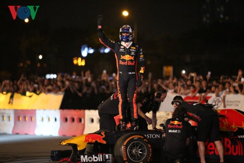 Siêu phẩm drift “cháy lốp” của hai quái thú F1 RedBull tại Hà Nội sieu pham drift chay lop cua hai quai thu f1 redbull tai ha noi