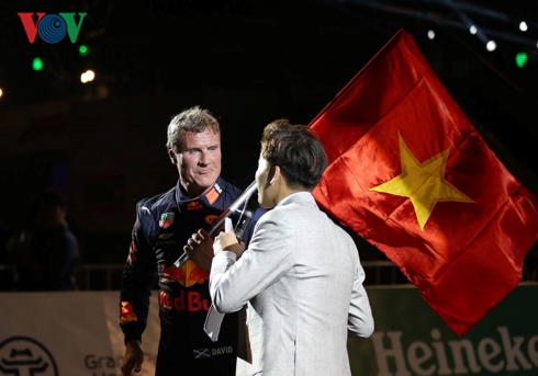 Siêu phẩm drift “cháy lốp” của hai quái thú F1 RedBull tại Hà Nội sieu pham drift chay lop cua hai quai thu f1 redbull tai ha noi