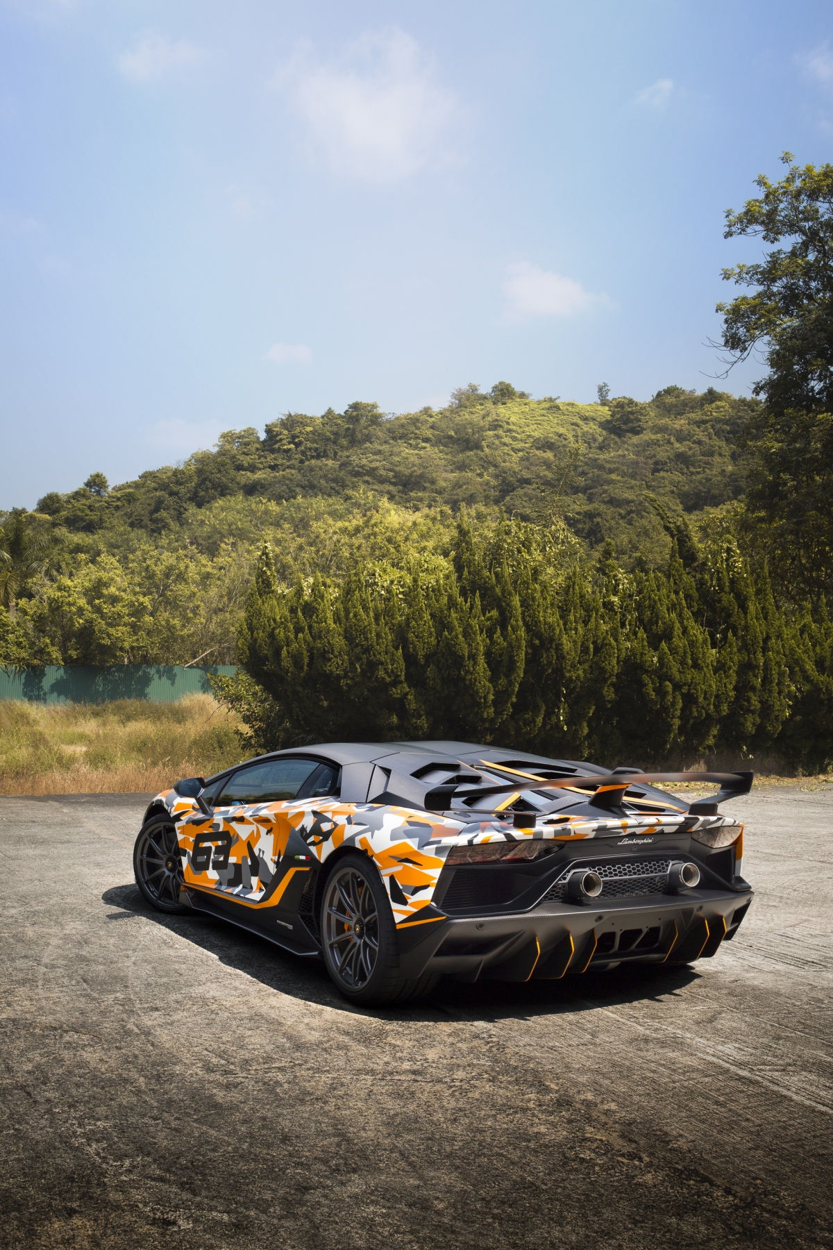 Aventador SVJ 63 c&oacute; khả năng tăng tốc l&ecirc;n 100 km/h trong 2,8 gi&acirc;y v&agrave; đạt vận tốc tối đa 350 km/h. Lamborghini trang bị cho xe bốn chế độ l&aacute;i bao gồm Strada (đường phố), Sport (thể thao), Corsa (đua) v&agrave; Ego (t&ugrave;y chỉnh).