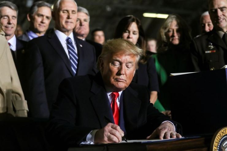 ong trump ky dao luat quoc phong 738 ty usd lap quan chung vu tru