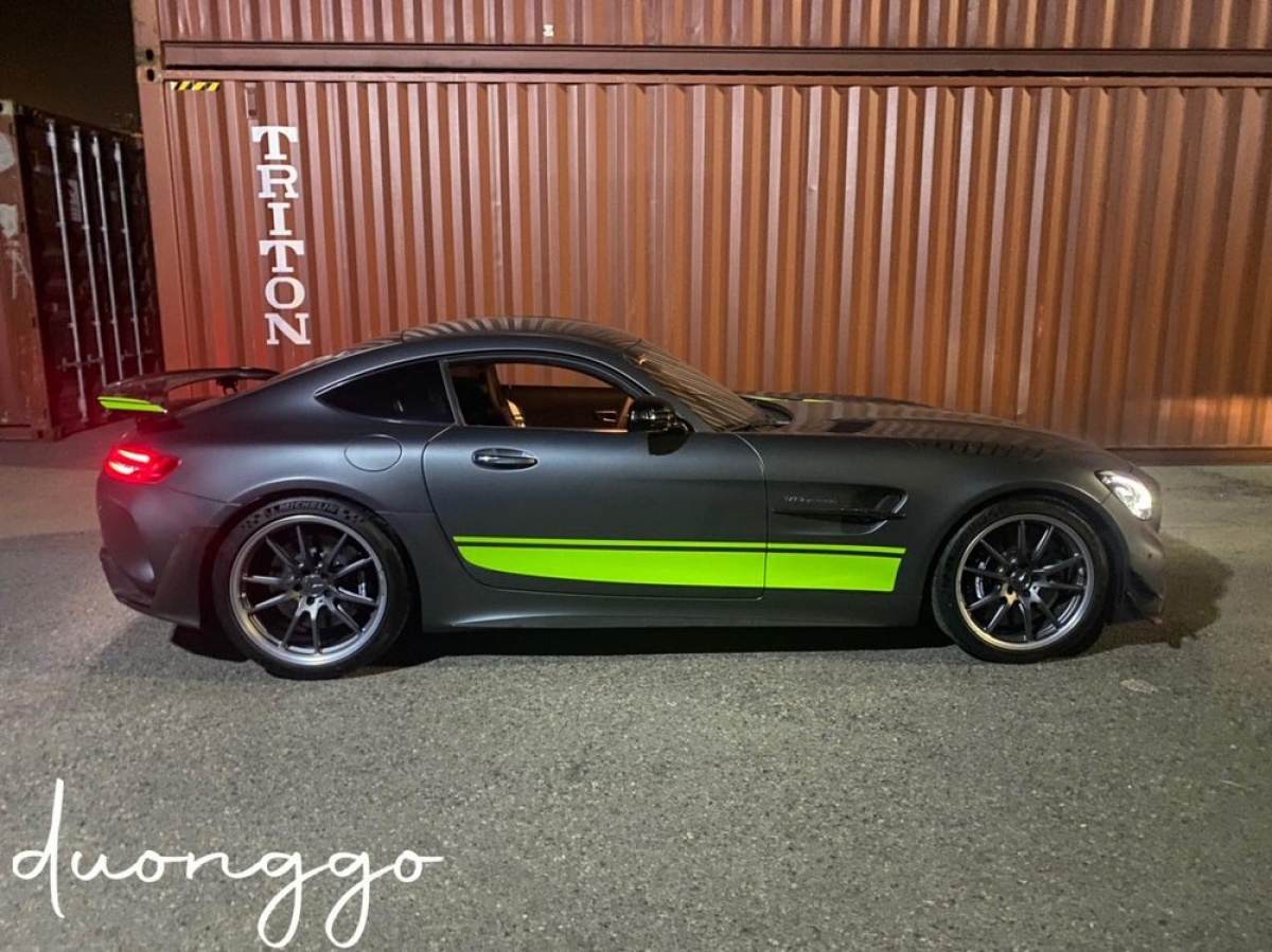 Điểm nhận diện đặc trưng nhất của phiên bản AMG GT R chính là lưới tản nhiệt nan dọc Panamericana lấy cảm hứng từ mẫu Mercedes-Benz 300 SL, đi kèm với cản trước, các khe hút gió phía trước và bên hông được mở rộng, vừa tăng khả năng tản nhiệt, cải thiện khí động học cũng như tính thẩm mỹ.