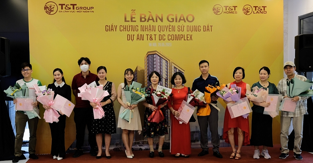 Chính thức bàn giao giấy chứng nhận quyền sử dụng đất tại T&T DC Complex