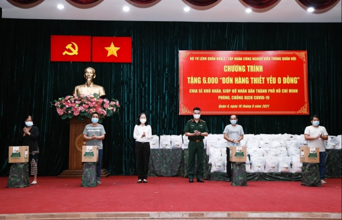 Bộ Tư lệnh Quân khu 7 trực tiếp trao quà tận tay 6.000 hộ dân miền Nam