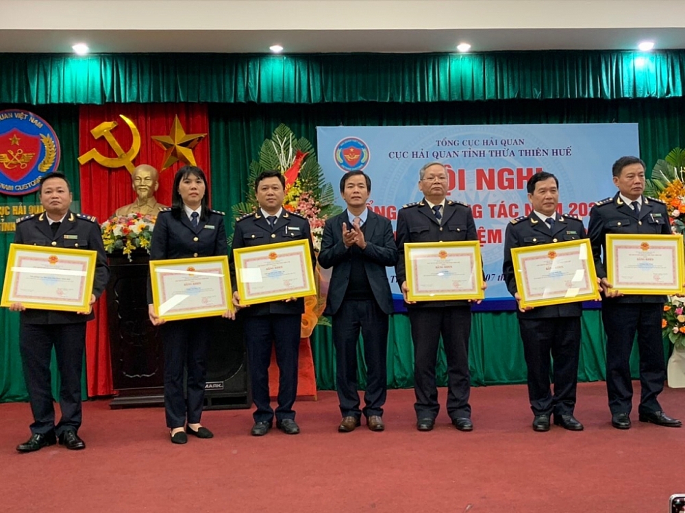 Ông Nguyễn Văn Phương- Phó chủ tịch UBND tỉnh trao Bằng khen của Chủ tịch UBND tỉnh  cho các tập thể và cá nhân thuộc Cục Hải quan Thừa Thiên Huế. Ảnh: Hải Yến