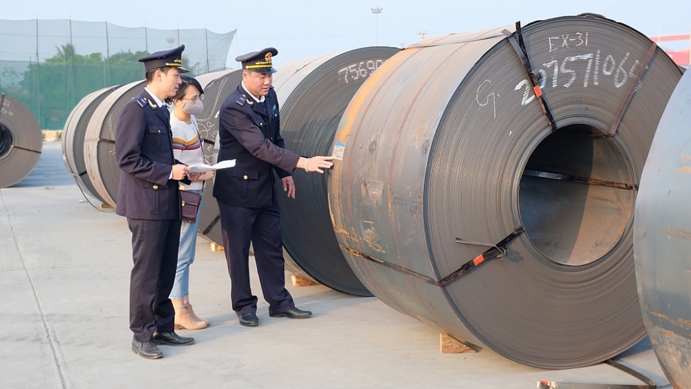 CBCC Chi cục Hải quan cửa khẩu cảng Nghi Sơn kiểm tra hàng hóa XNK. Ảnh: N.Linh