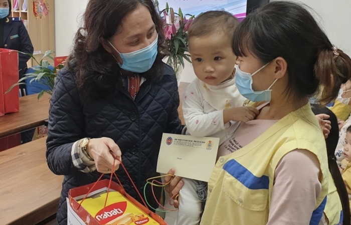 Vụ Tổ chức cán bộ trao 20 suất quà Tết cho bệnh nhân khó khăn