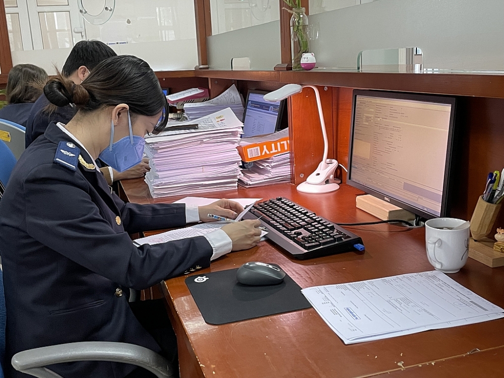 Hoạt động nghiệp vụ tại Chi cục Hải quan cửa khẩu sân bay quốc tế Nội Bài. Ảnh: N.Linh