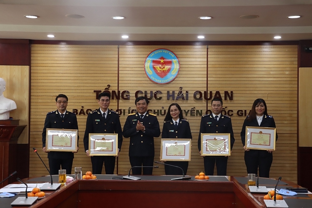 Tại Hội nghị, Báo Hải quan tổ chức trao thưởng cho các tập thể, cá nhân có thành tích xuất sắc trong công tác. Ảnh: Q. Hùng