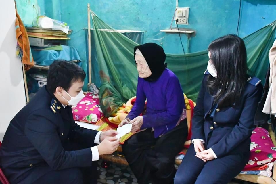Đoàn Cục Hải quan Đà Nẵng thăm hỏi, phụng dưỡng các Mẹ Việt Nam anh hùng dịp Tết đến.
