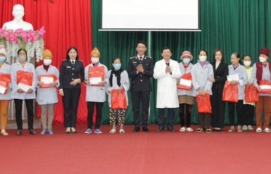 Hải quan Thanh Hóa: Mang Tết yêu thương tới những bệnh nhân có hoàn cảnh khó khăn