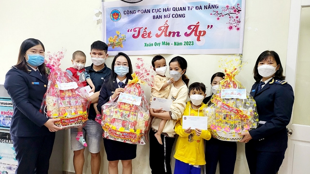 Hoạt động thăm, tặng quà động viên các trẻ em có hoàn cảnh khó khăn, bất hạnh mắc bệnh hiểm nghèo