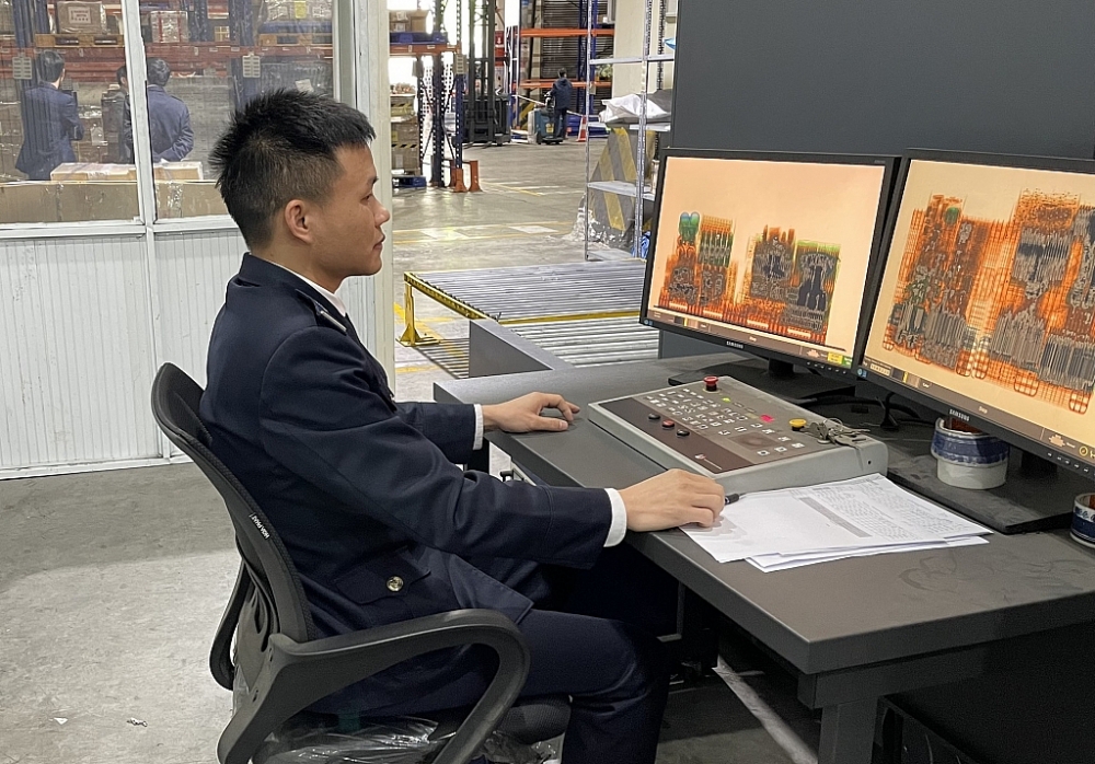 Công chức Chi cục Hải quan cửa khẩu sân bay quốc tế Nội Bài kiểm tra hàng hóa XNK bằng máy