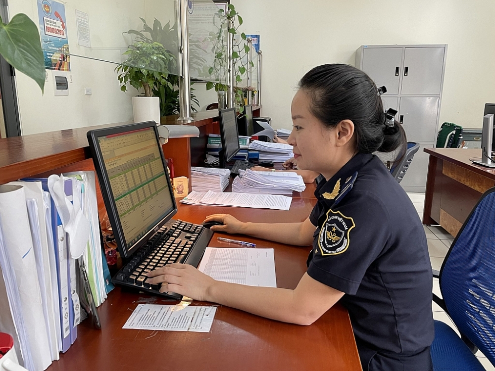 Hoạt động nghiệp vụ của công chức Chi cục Hải quan Chuyển phát nhanh (Cục Hải quan Hà Nội). Ảnh: N.Linh